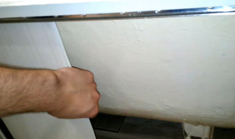 Установка панелей в пазы профилей