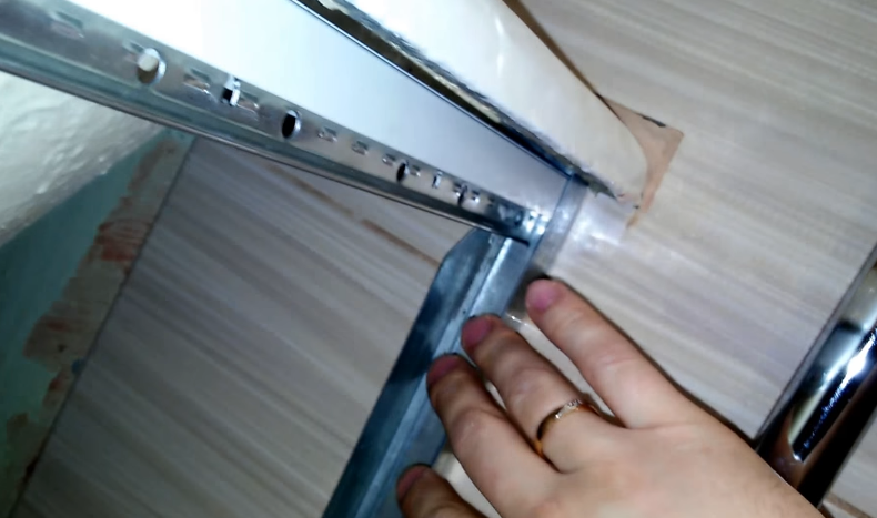 Профили, закрепленные на стене и борту ванны