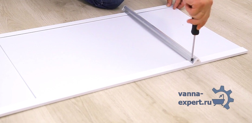 Саморезы на стойках затягивают