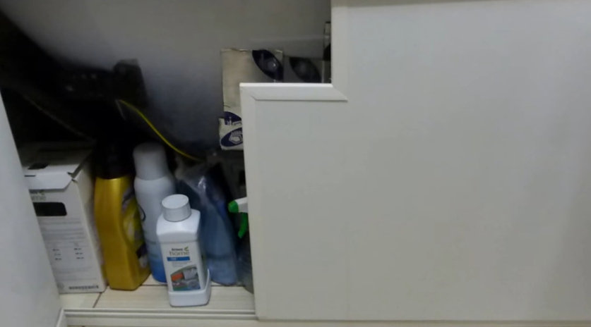 Слева на дверце тоже имеется выемка, аккуратно окантованная профилем