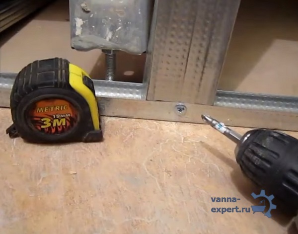 Крепление промежуточной стойки снизу