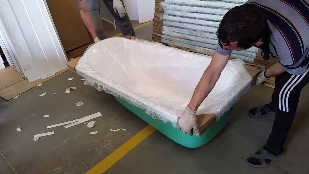 Акриловая ванна в упаковке