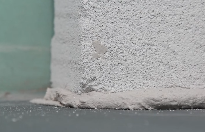 Блоки вдавливают в клей