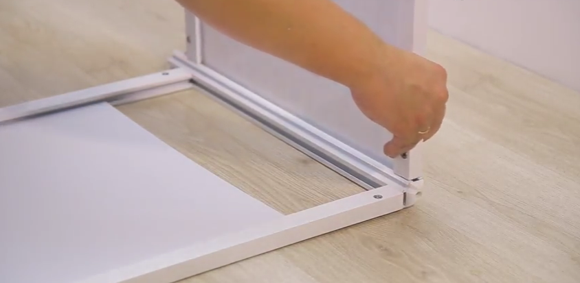 Боковая панель заводится в паз профиля