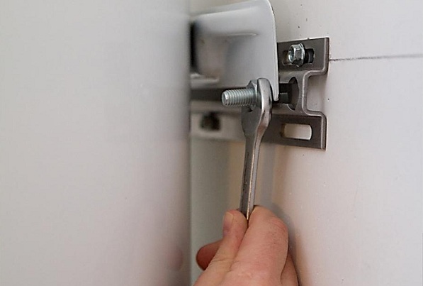 Бойлер оснащен специальными кронштейнами с петлями, с помощью которых он и подвешивается на стену