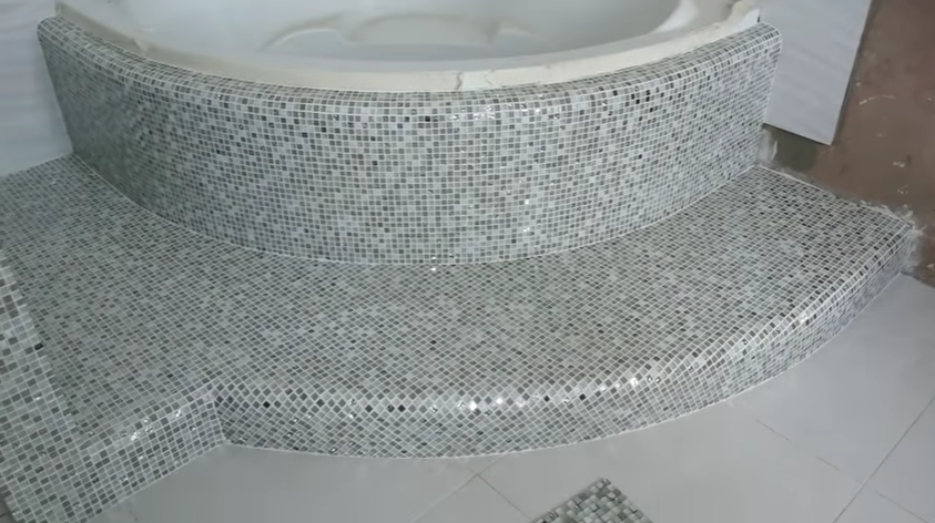 Красивый экран с облицовкой мозаикой под ванну