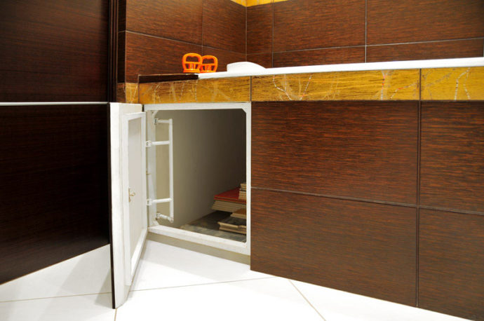 Люк под ванной под плитку