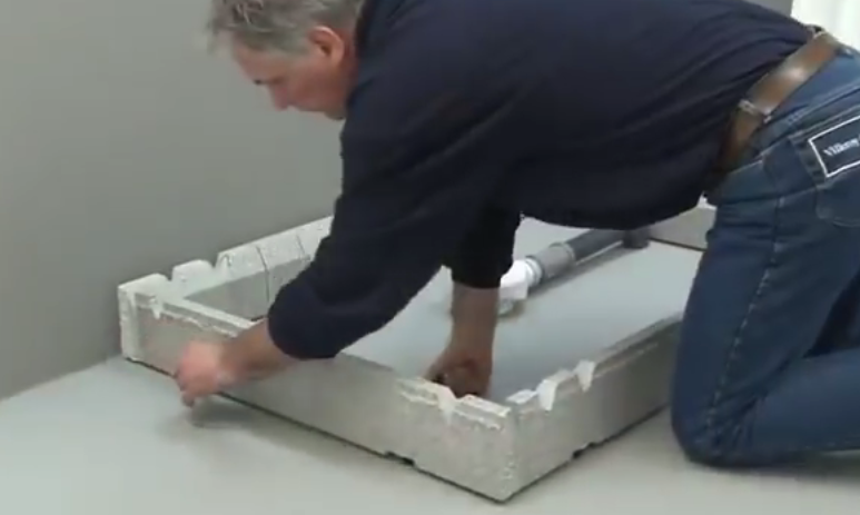 Мастер обвозит маркером каркас