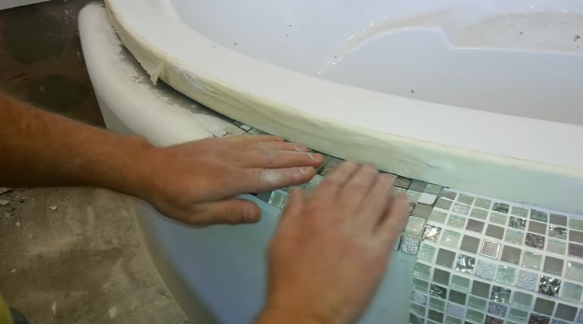 На неровный бортик удобнее клеить небольшой кусочек мозаики