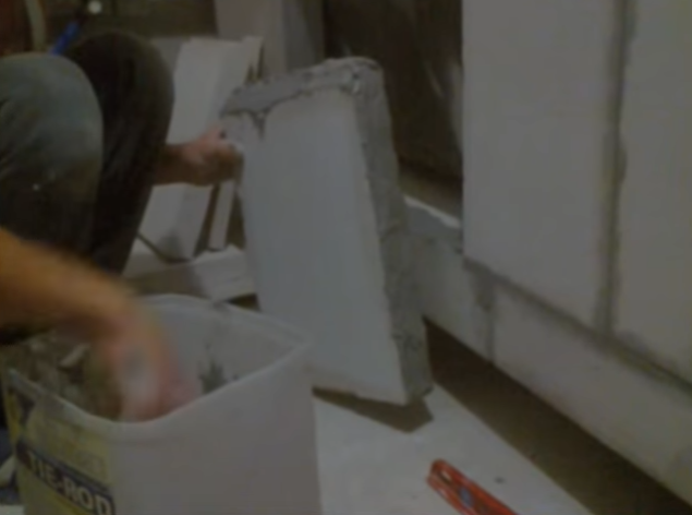 Нанесение клея на пеноблок