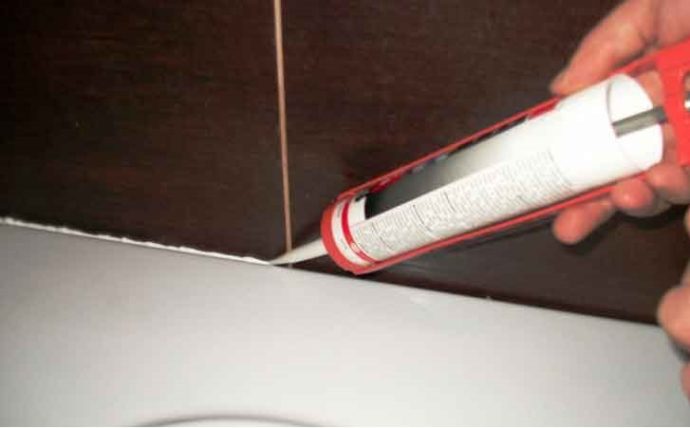 Наносить герметик лучше на торец плитки в процессе ее приклеивания