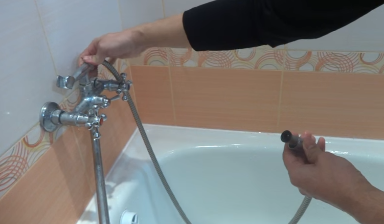 Новый шланг прикручиваем к смесителю