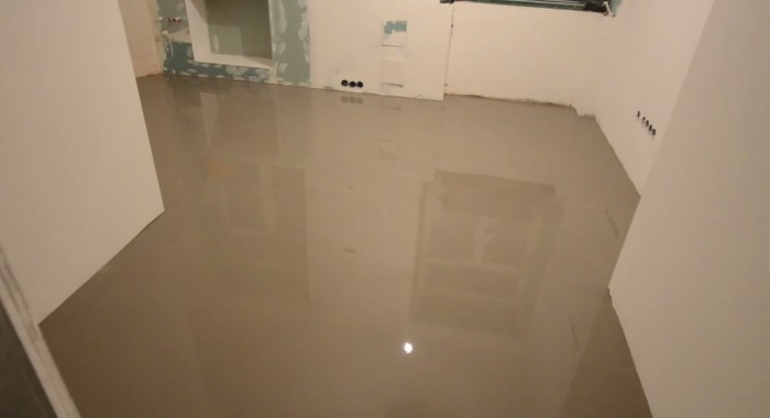 Оштукатуренные стены и выровненный пол