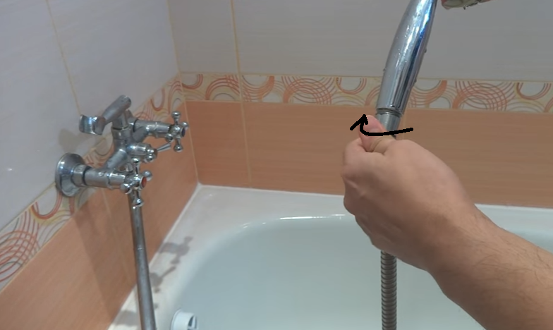 Откручиваем гайку, соединяющую шланг с лейкой