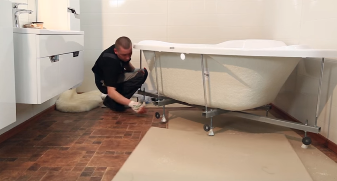 Переворачиваем ванну