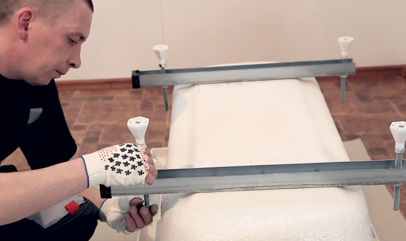 Прикручиваем ножки