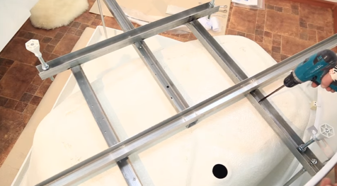 Прикручиваем раму к каркасу