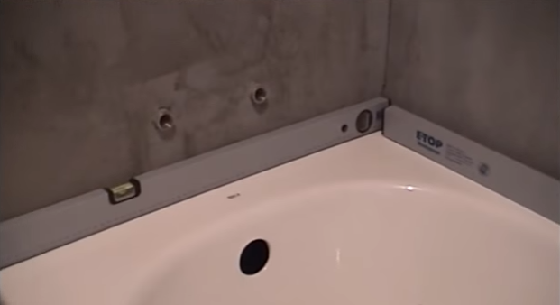 Проверка уровня установленной ванны