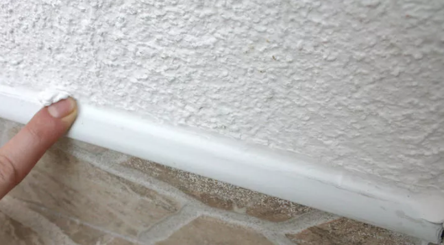 Разгладьте герметик