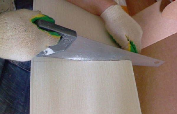 Резка панели пилой с мелкими зубчиками