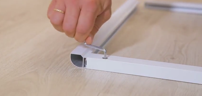 Соединение планок заводского каркаса путем закручивания винтов шестигранником