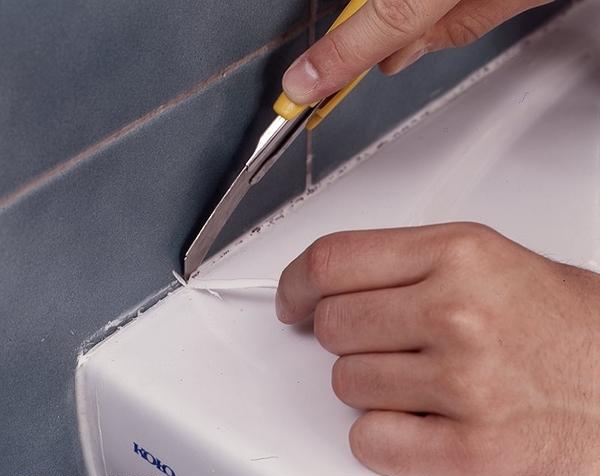 Старый герметик удаляют только механическим образом