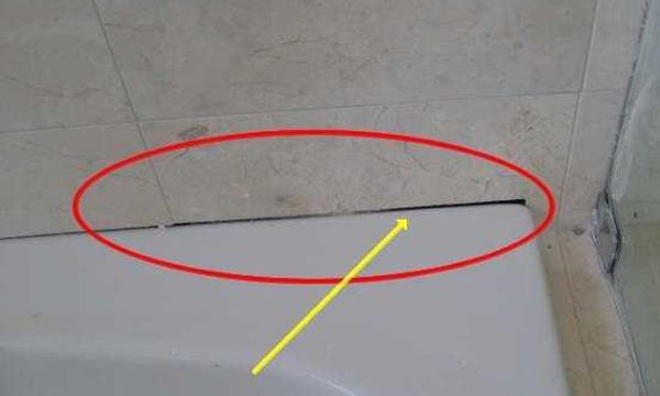 Стык плитки и бортика