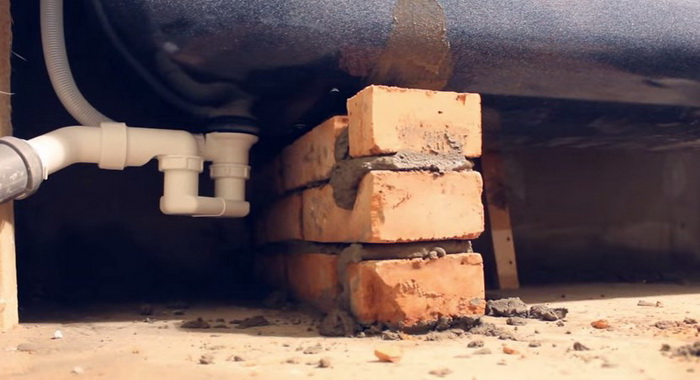 Усиление дна кирпичами