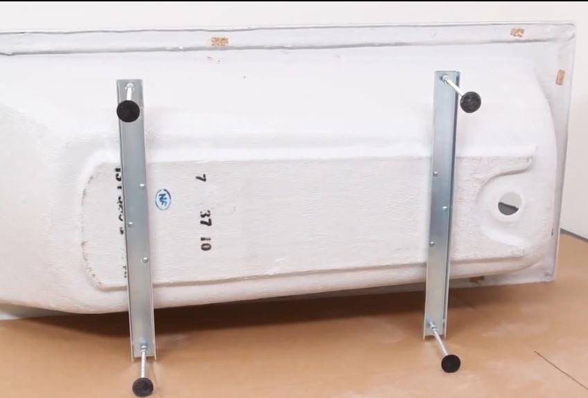 Установка акриловой ванны на ножки