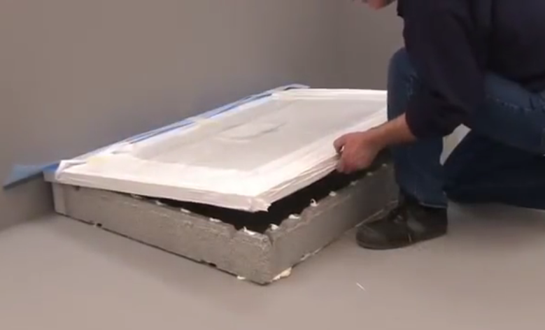 Установка поддона на каркас