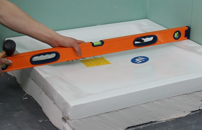 Установка поддона, выравнивание