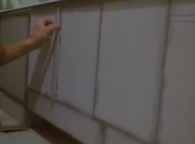 Установка в щель небольшого отрезка пеноблока