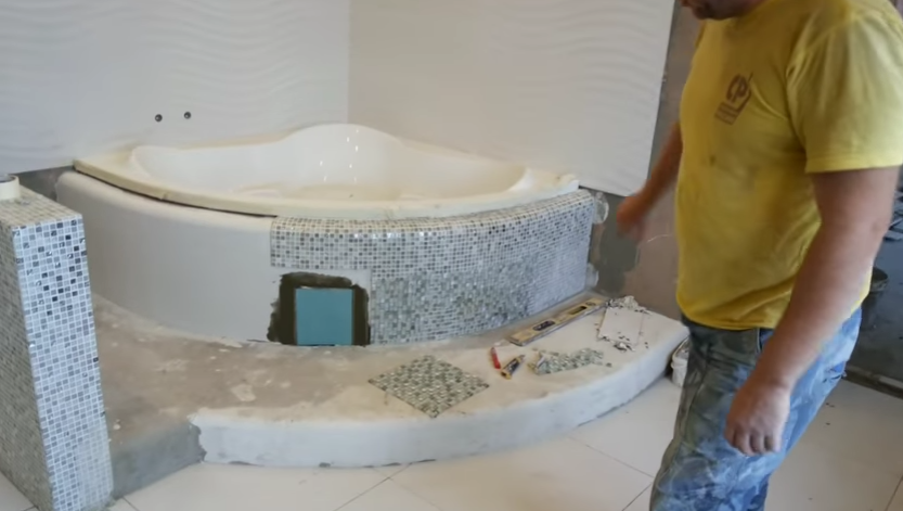 Установлен люк, ведется укладка мозаики