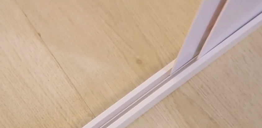 В каркас вставляют панели