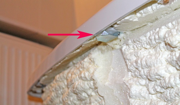 Вариант фиксаторов на борту акриловой ванны