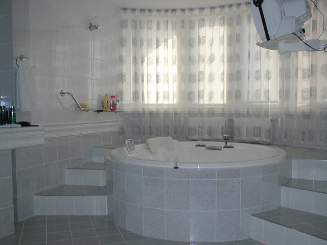 Экран с облицовкой керамической плиткой