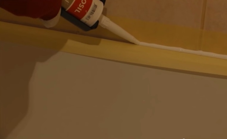 Заполняем герметиком шов