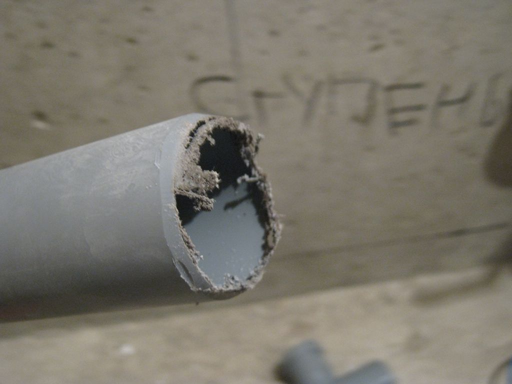 Заусенцы на обрезаном крае трубы обязательно нужно зачистить ножом или наждачкой. Иначе за них впоследствии будут цепляться волосы и нитки